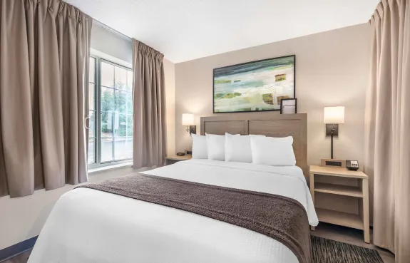 Deluxe Studio - 1 Queen Bed