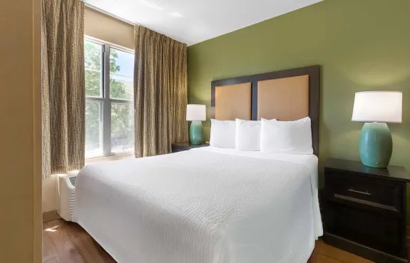 2 Bedroom Suite - 1 Queen Bed