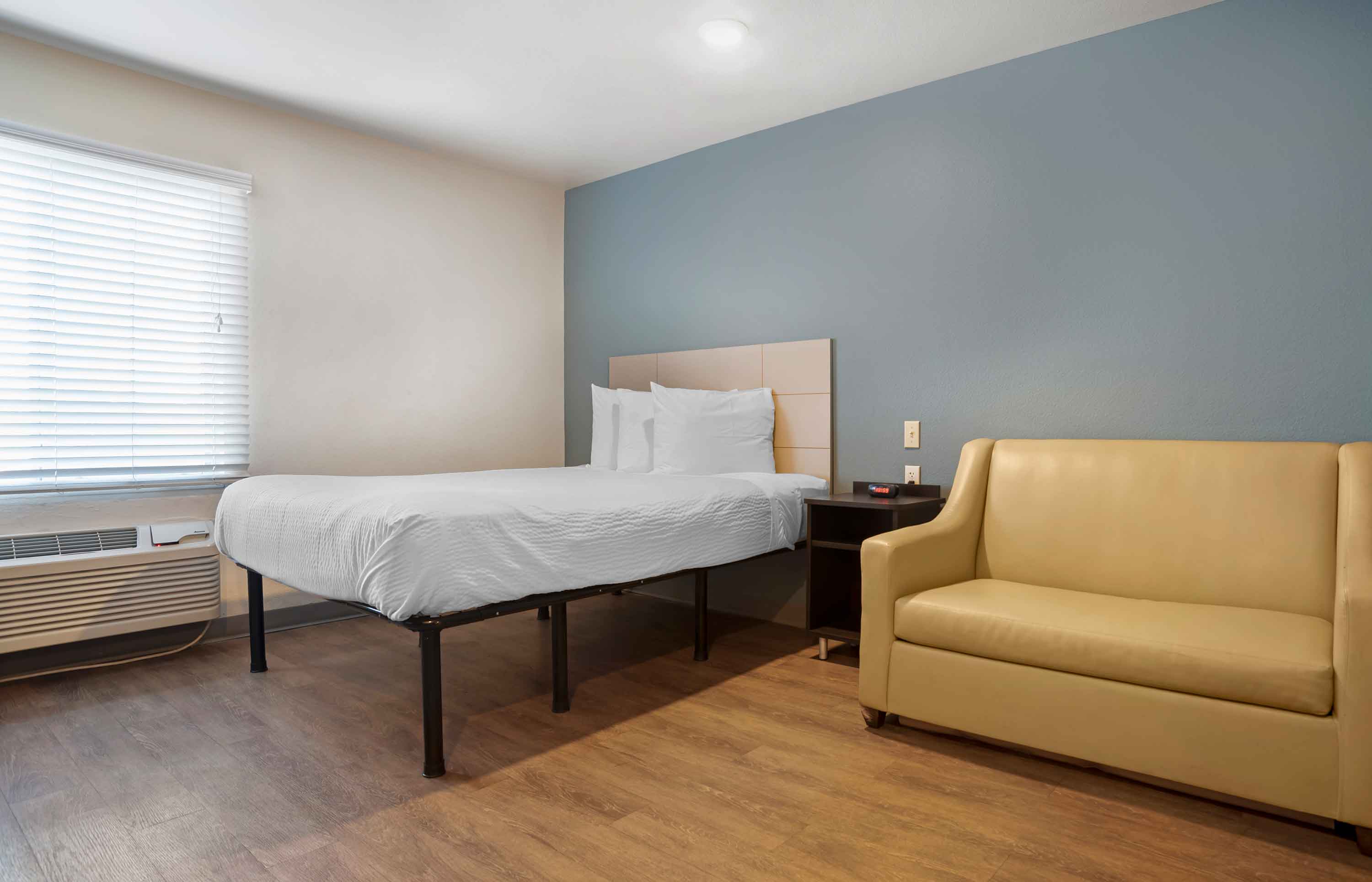 Deluxe Studio - 1 Queen Bed