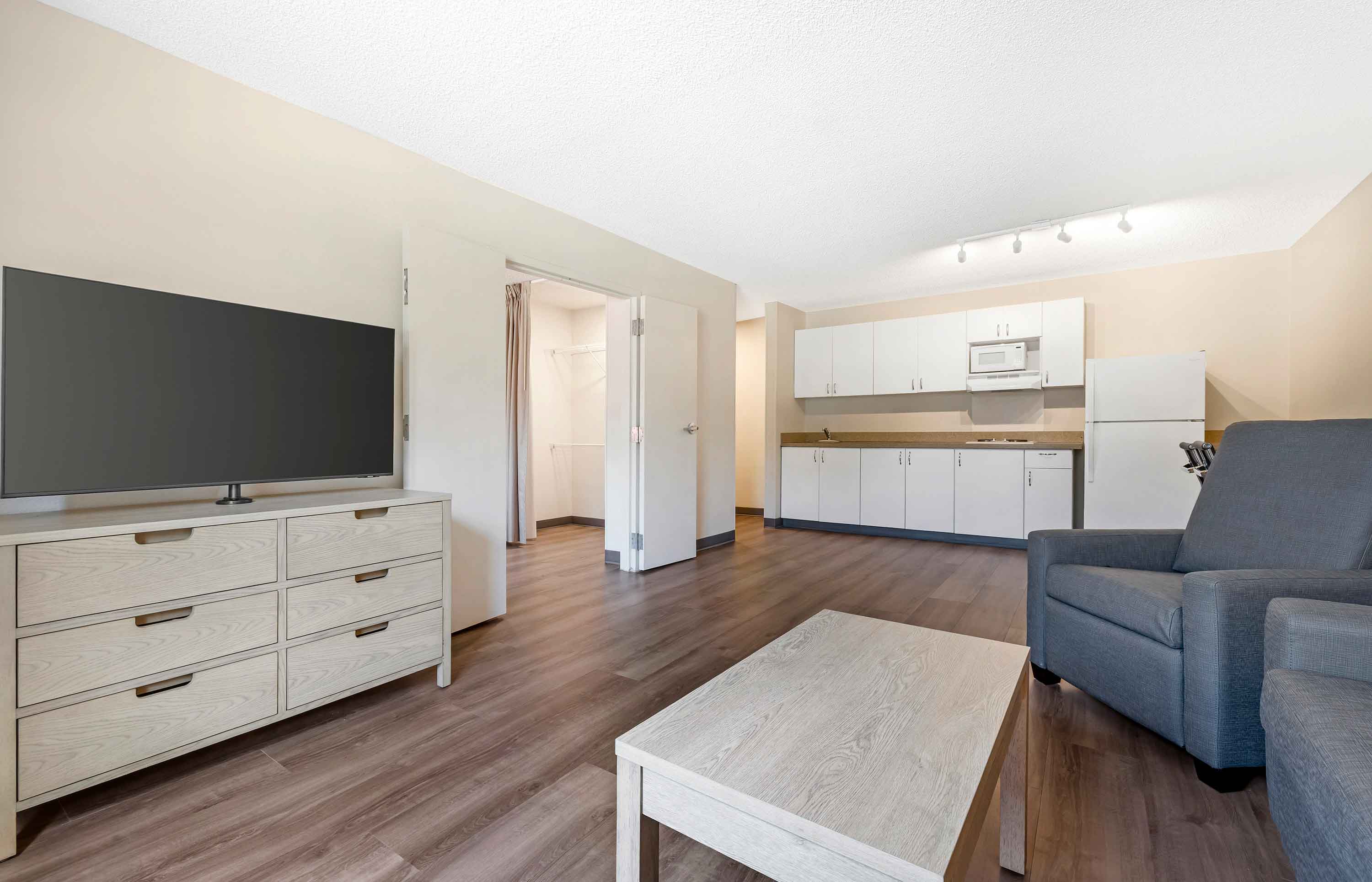 1 Bedroom Suite - 1 King Bed