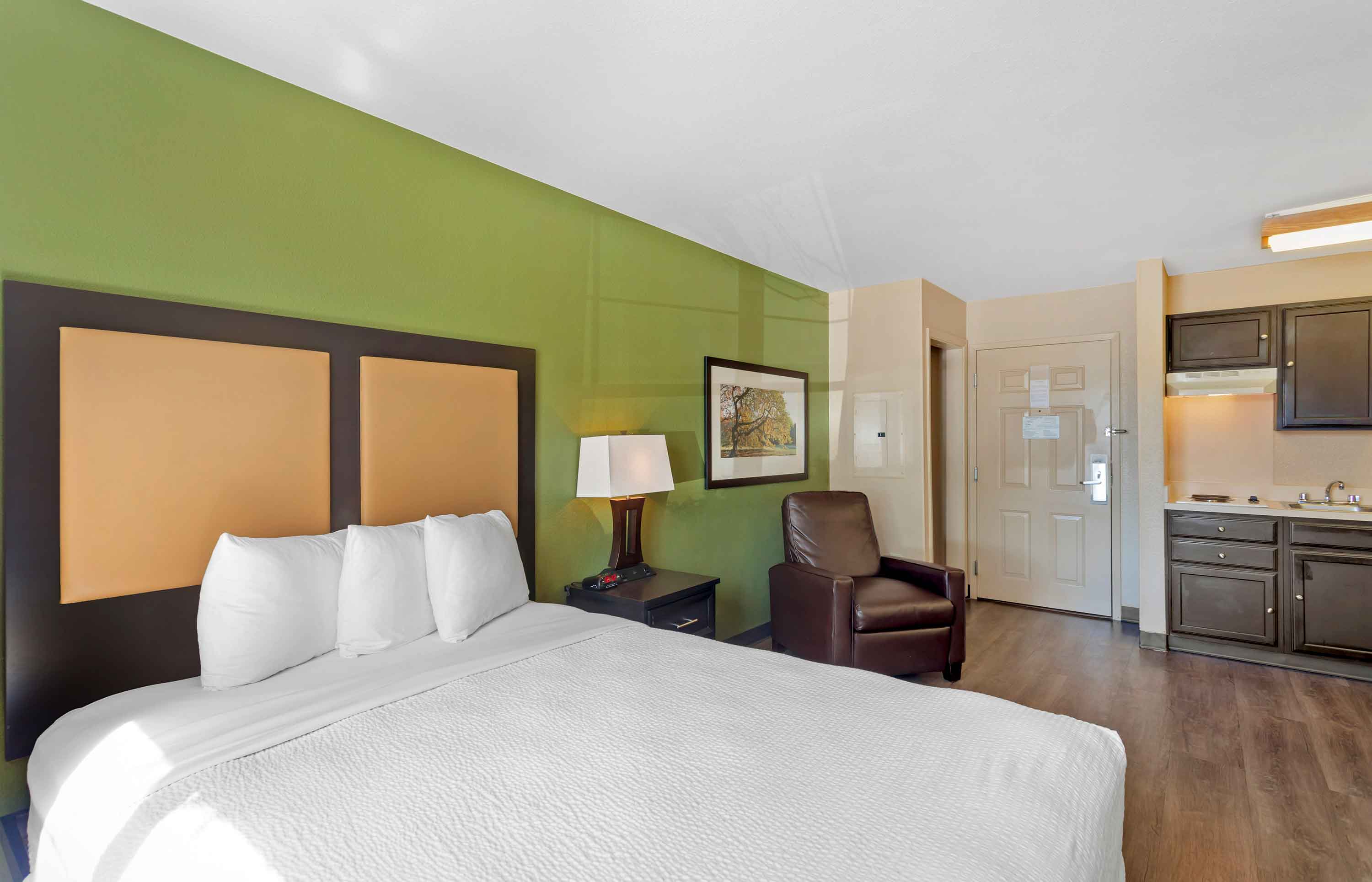 Deluxe Studio - 1 Queen Bed