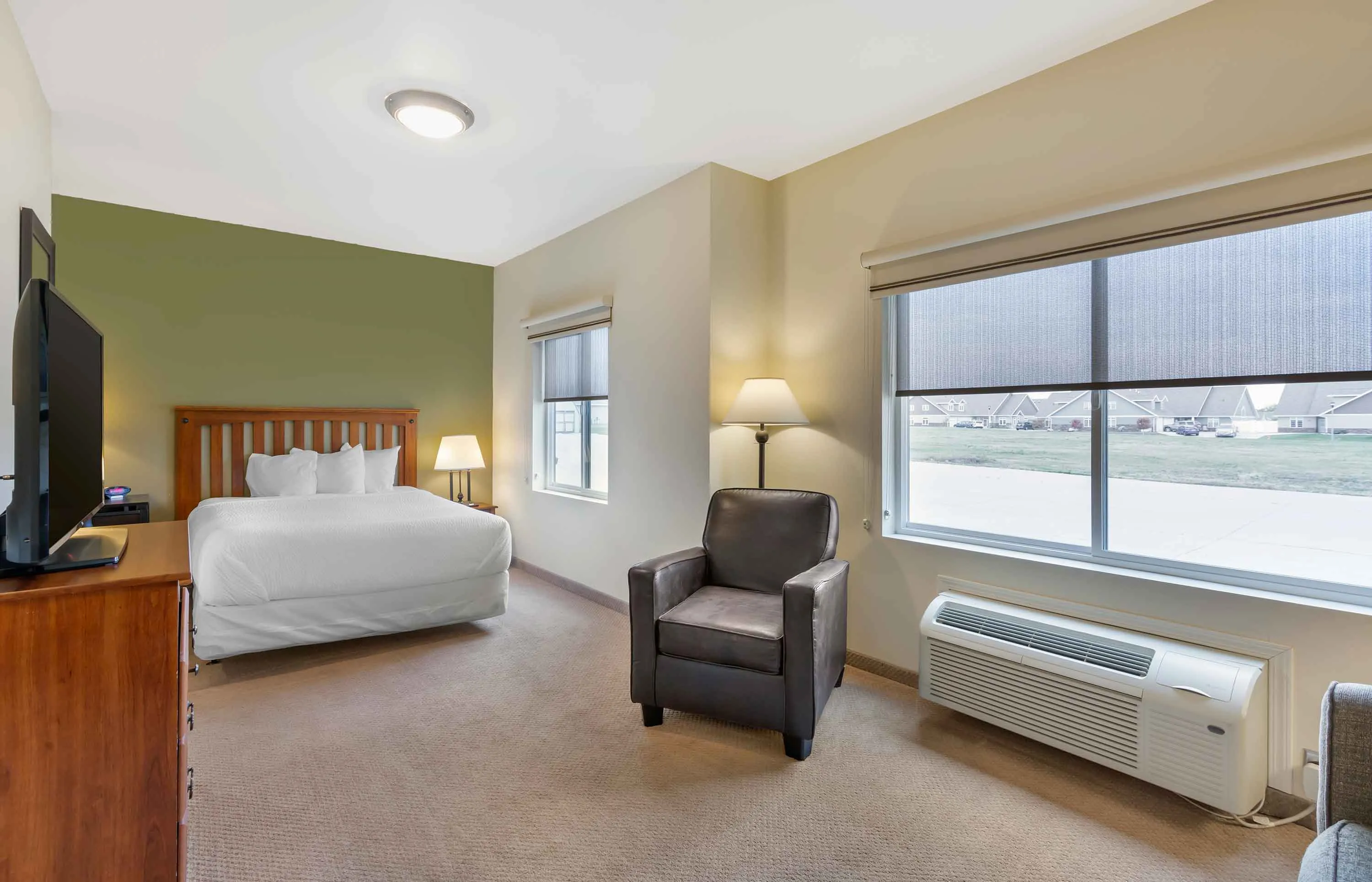 Deluxe Studio - 1 Queen Bed