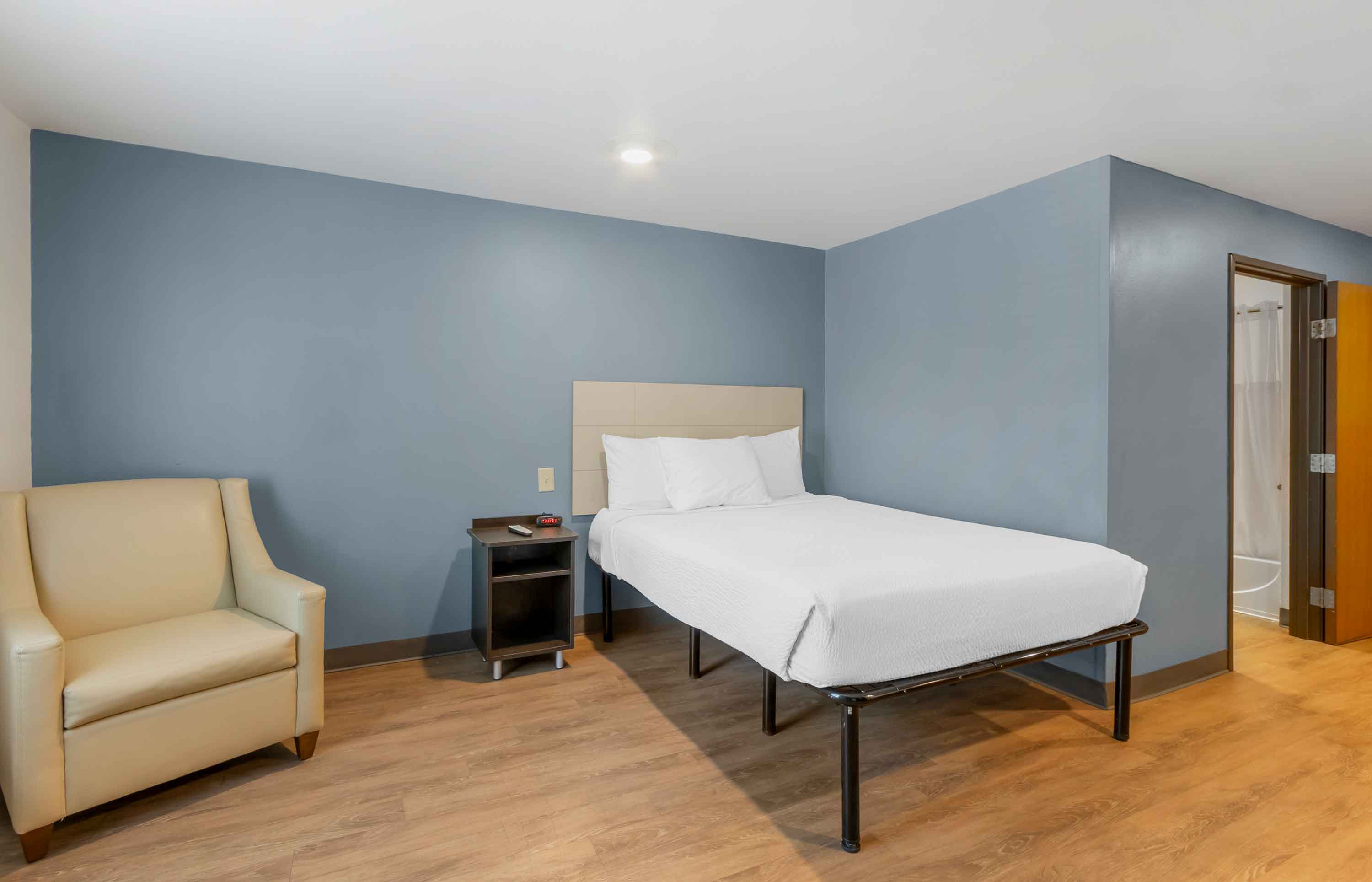 Deluxe Studio - 1 Queen Bed