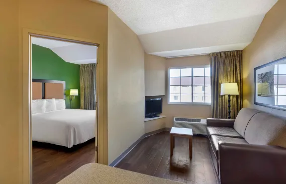 1 Bedroom Suite - 1 Queen Bed